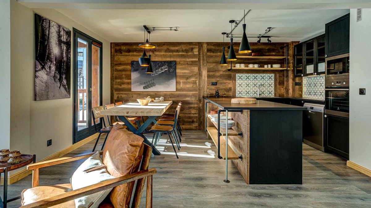 lounge and kitchen, ski chalet phoebe, tignes, france - Skiworld