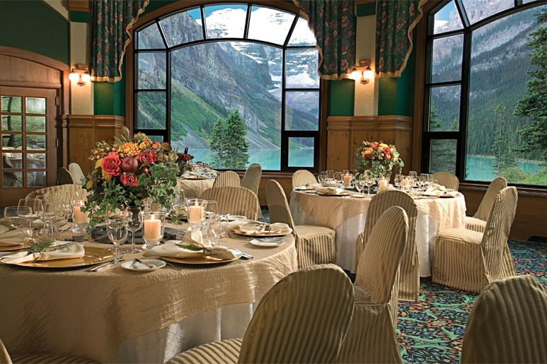 https://apioairuxm.cloudimg.io/width/1500/foil1/https://www.skiworld.co.uk/images/uploads/photos/large/fairmont-chateau-lake-louise-dining-view_2419.jpg